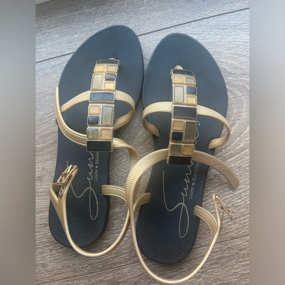 gisele bundchen sandals size 6 (new)